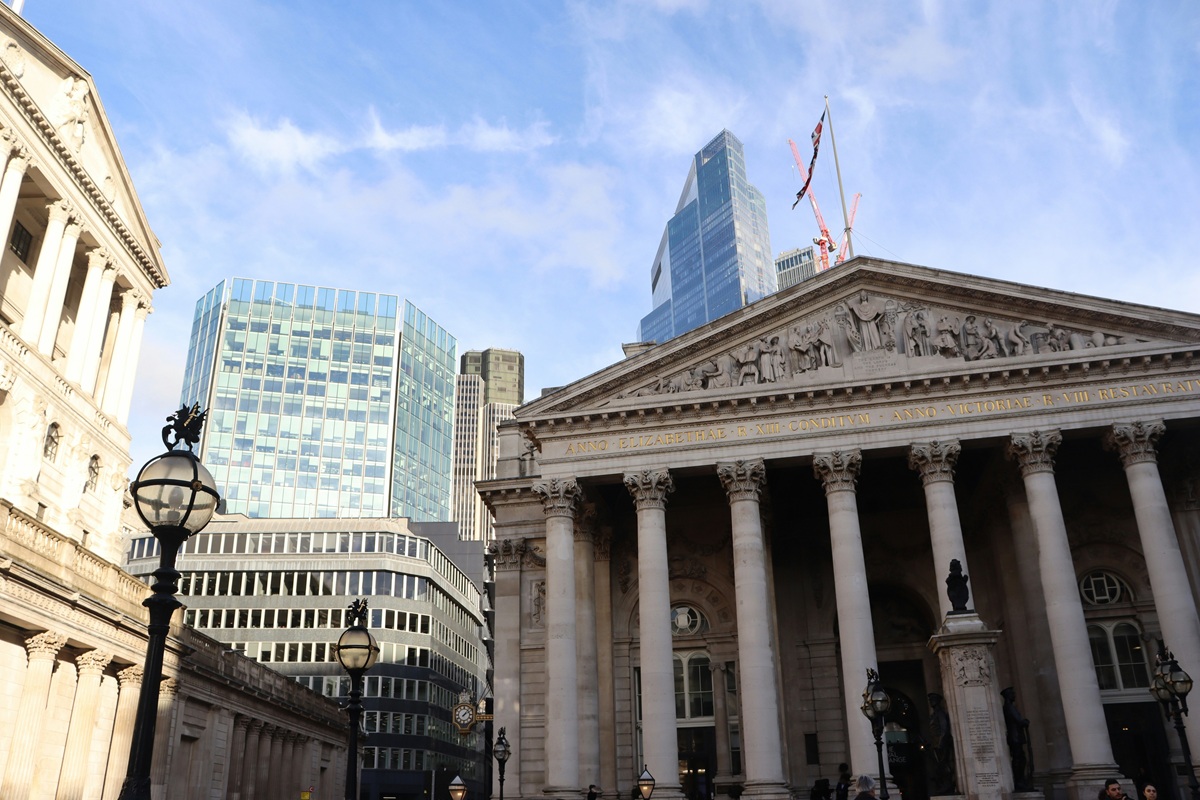 6 grandes bancos espanhóis sobre investigação da CNMC por possíveis práticas anticoncorrenciais. - Espanha, Cidadania: Análise da investigação da CNMC sobre Santander, BBVA e outr...