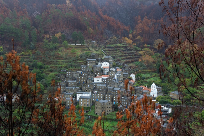 Piódão, Portugal: O guia da aldeia de xisto na Serra do Açor - Portugal: Encrustada na Serra do Açor, Piódão é uma das aldeias histór...