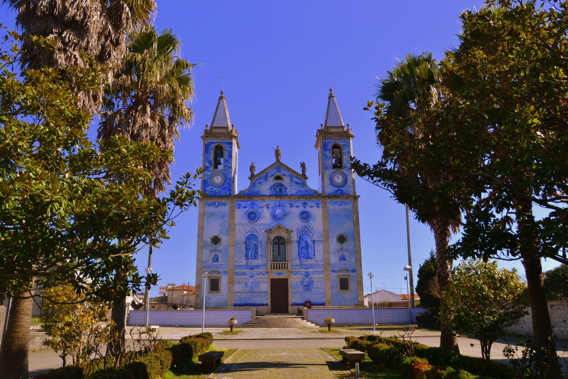 Igreja de Cortegaça em Ovar com fachada inteiramente revestida de azulejos azuis e brancos