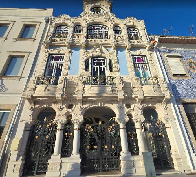 Fachada da Casa Major Pessoa Museu de Arte Nova de Aveiro com estuques e vitrais