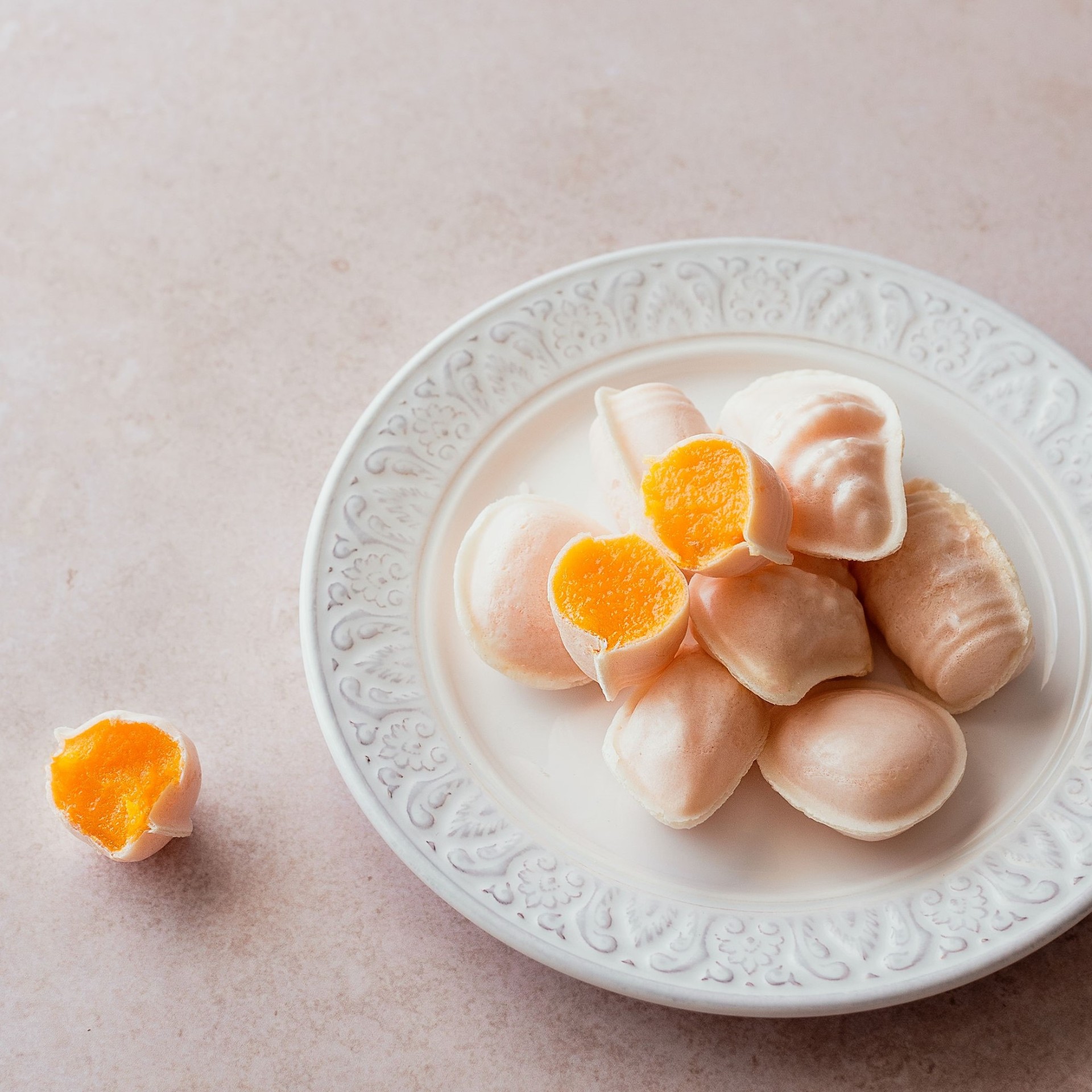 Ovos Moles de Aveiro — doce tradicional com recheio de gema de ovo em forma de conchas e peixes