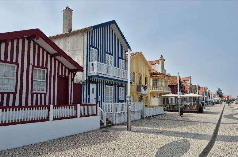 Palheiros coloridos da Costa Nova de Aveiro com listas vermelhas azuis e amarelas