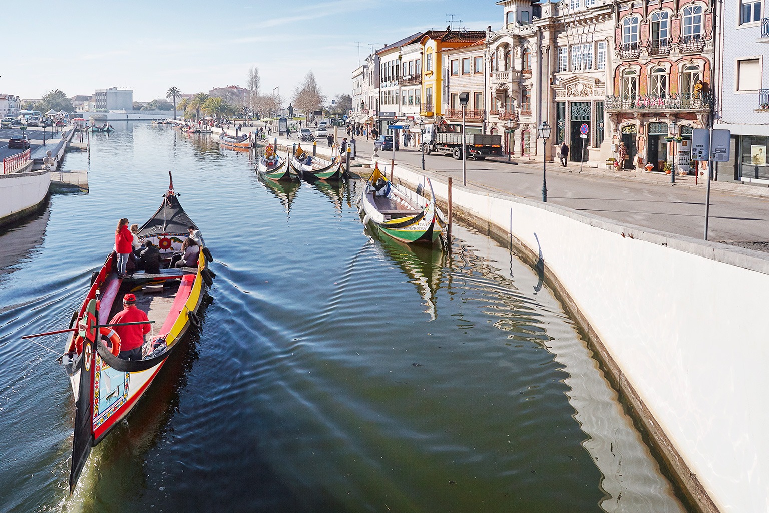 Barcos moliceiros nos canais de Aveiro com fachadas Arte Nova ao fundo