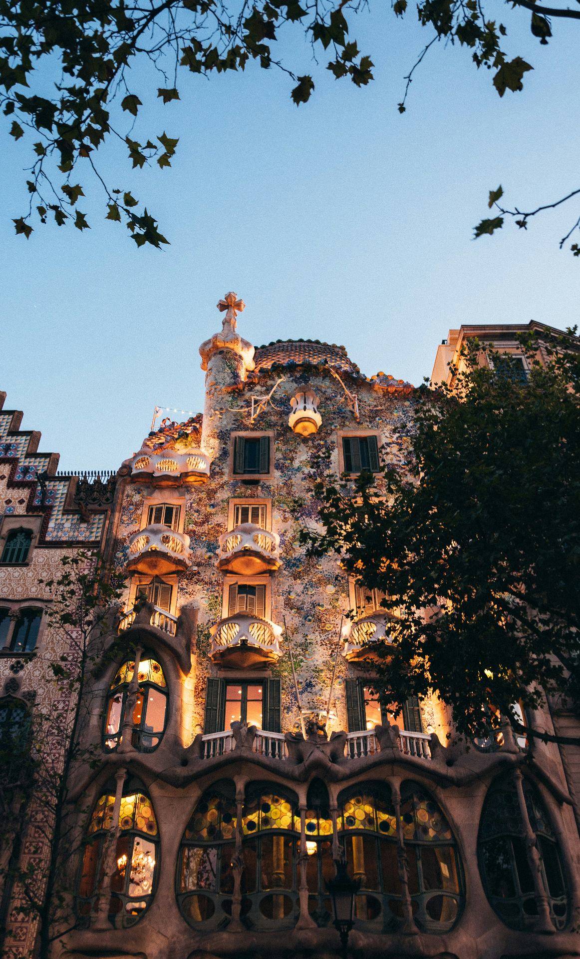 Fachada colorida da Casa Batlló de Gaudí no Passeig de Gràcia em Barcelona