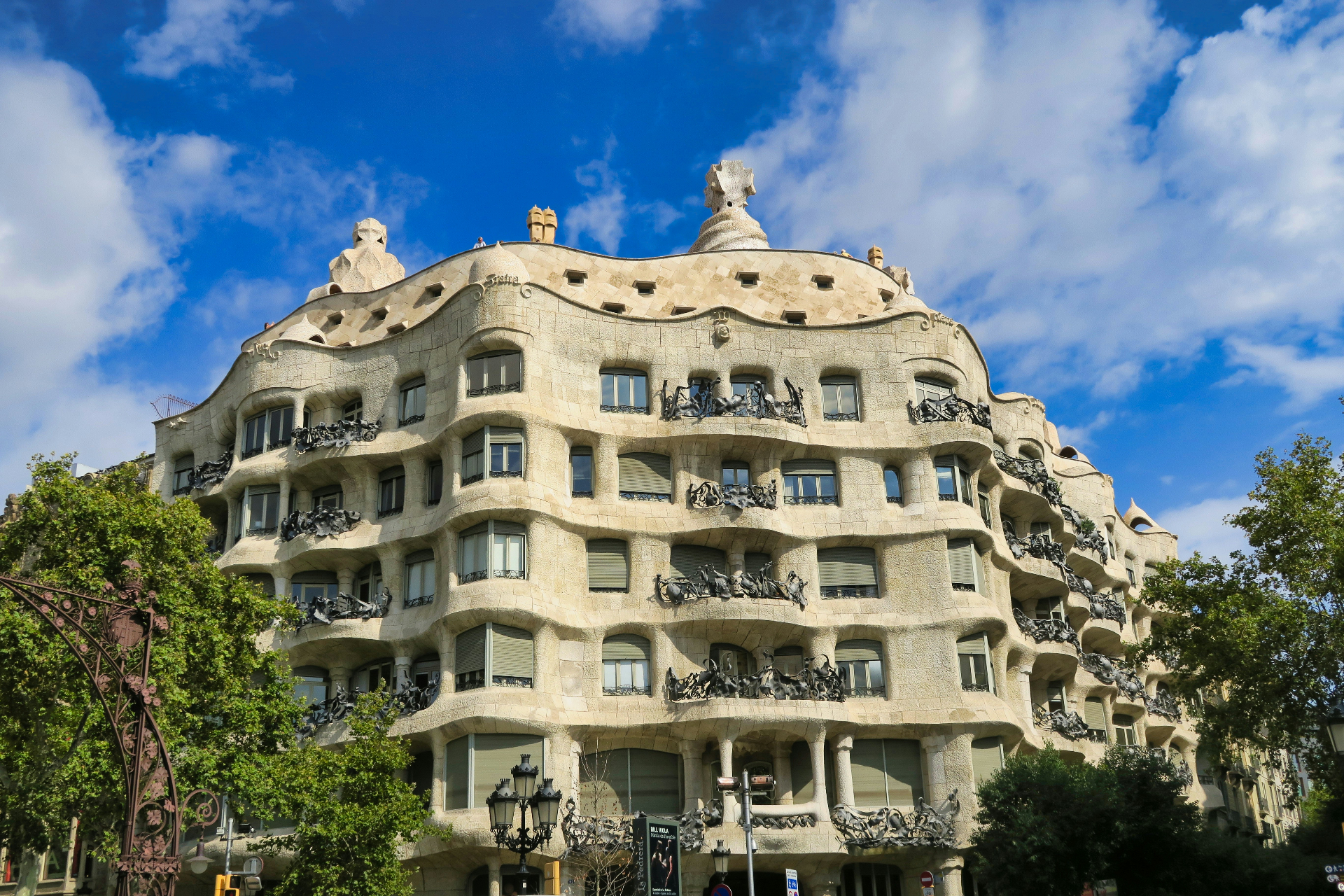 Casa Milà (La Pedrera) de Antoni Gaudí em Barcelona, fachada ondulada com varandas de ferro forjado