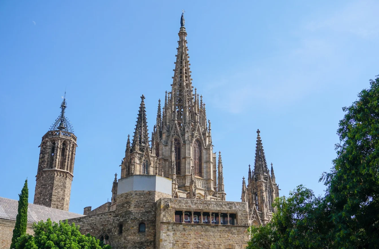 Torres góticas da Catedral de Barcelona (La Seu) contra o céu azul