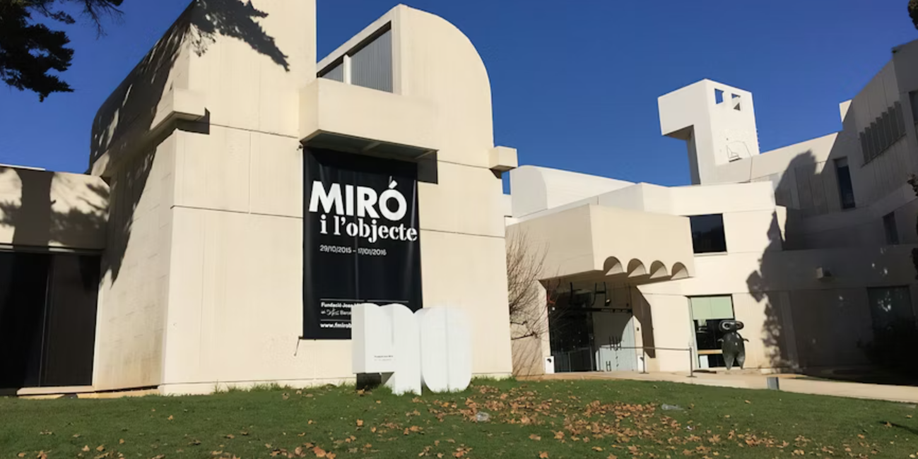 Edifício da Fundação Joan Miró em Montjuïc, Barcelona, com arquitetura modernista branca