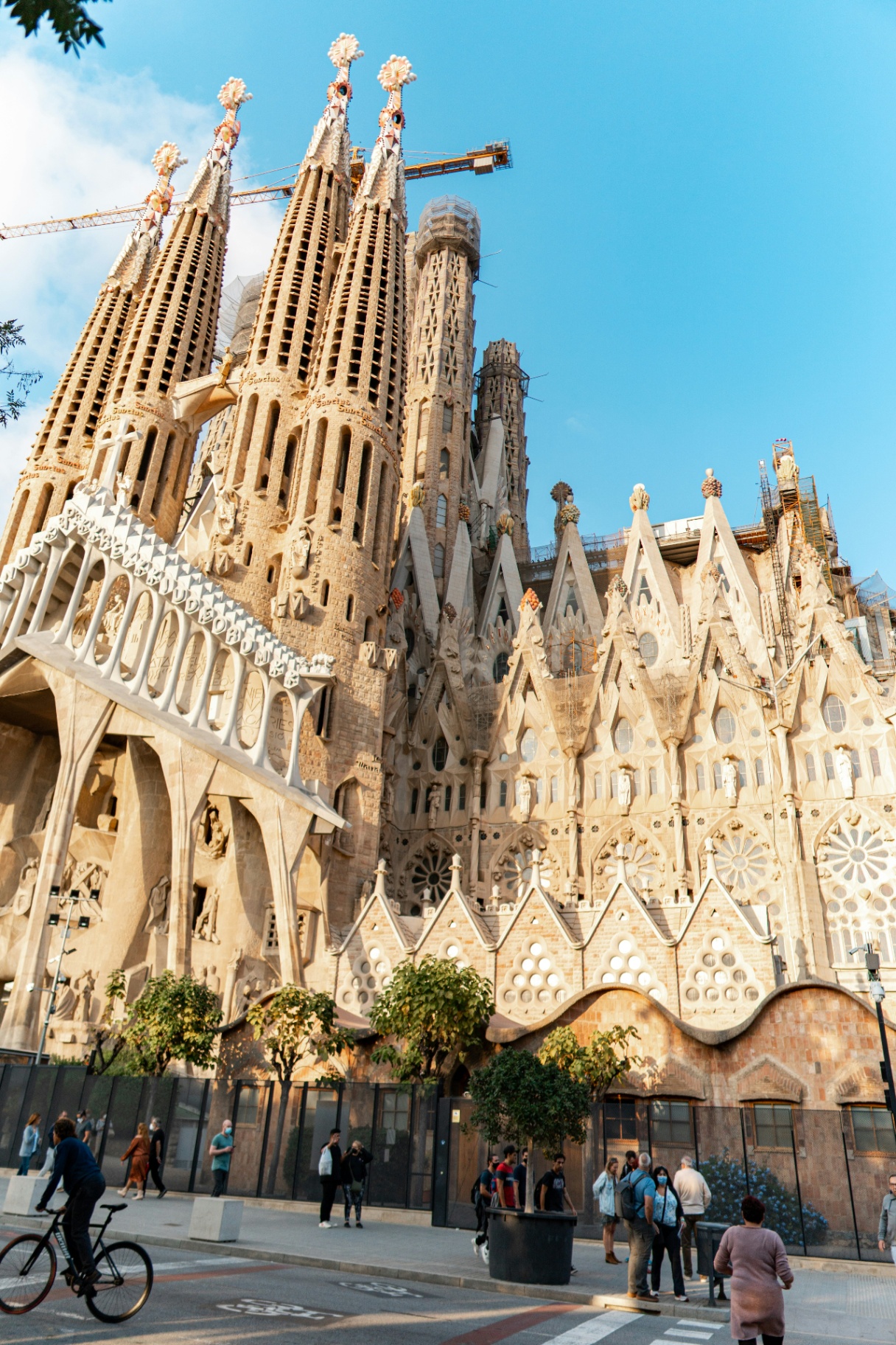 Basílica da Sagrada Família de Antoni Gaudí em Barcelona, com suas torres majestosas