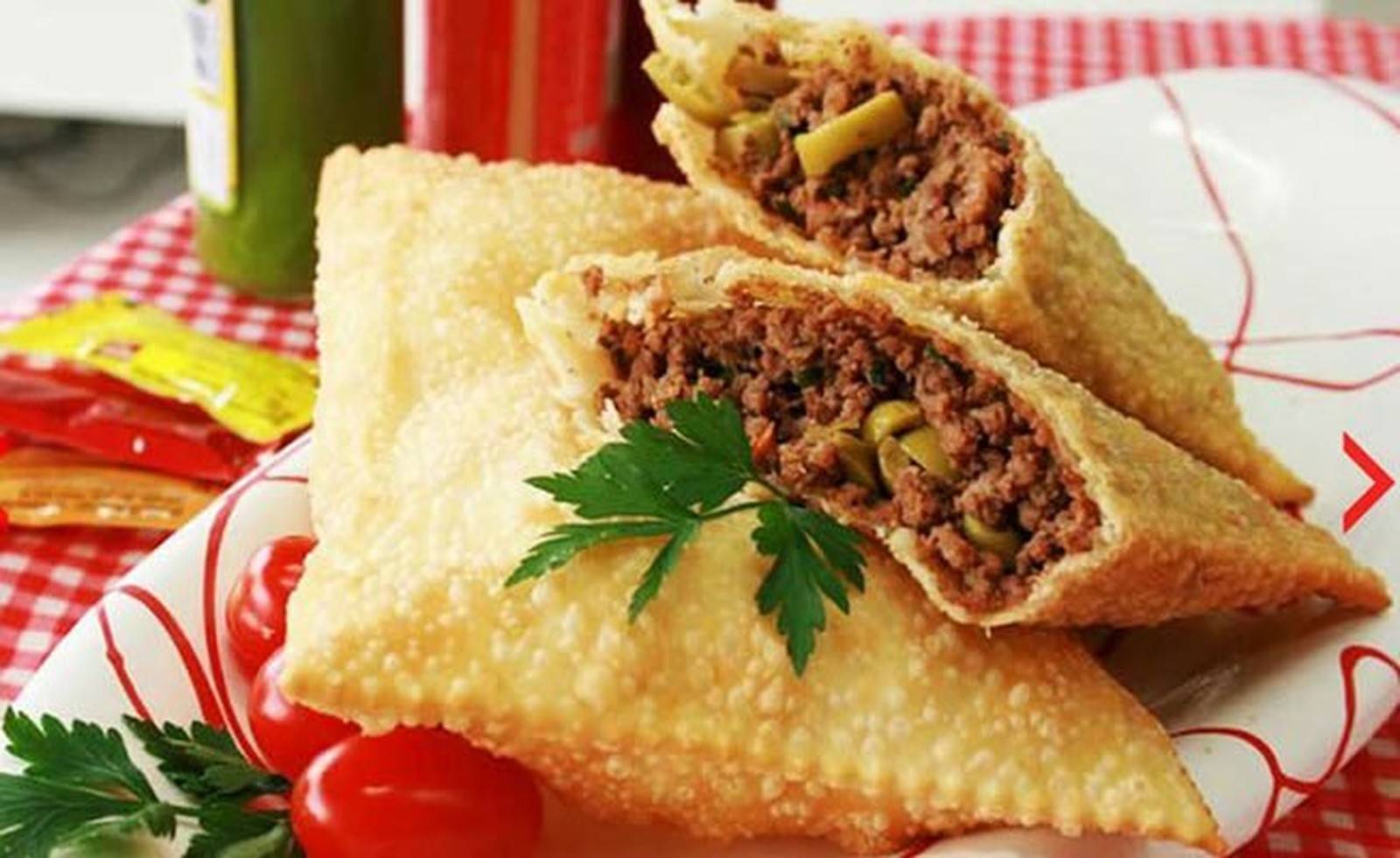 Pastel de feira brasileño frito con relleno de carne
