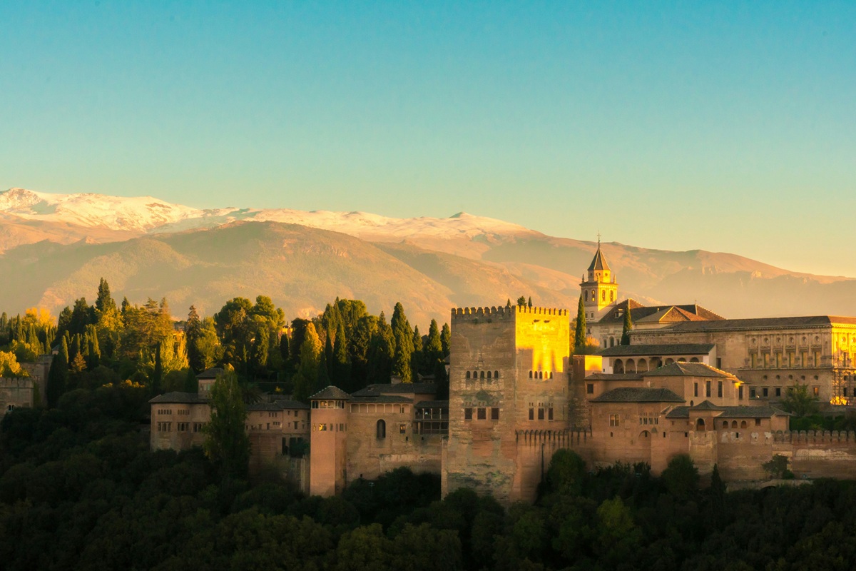 La Alhambra de Granada al atardecer con Sierra Nevada al fondo - Andalucía, España