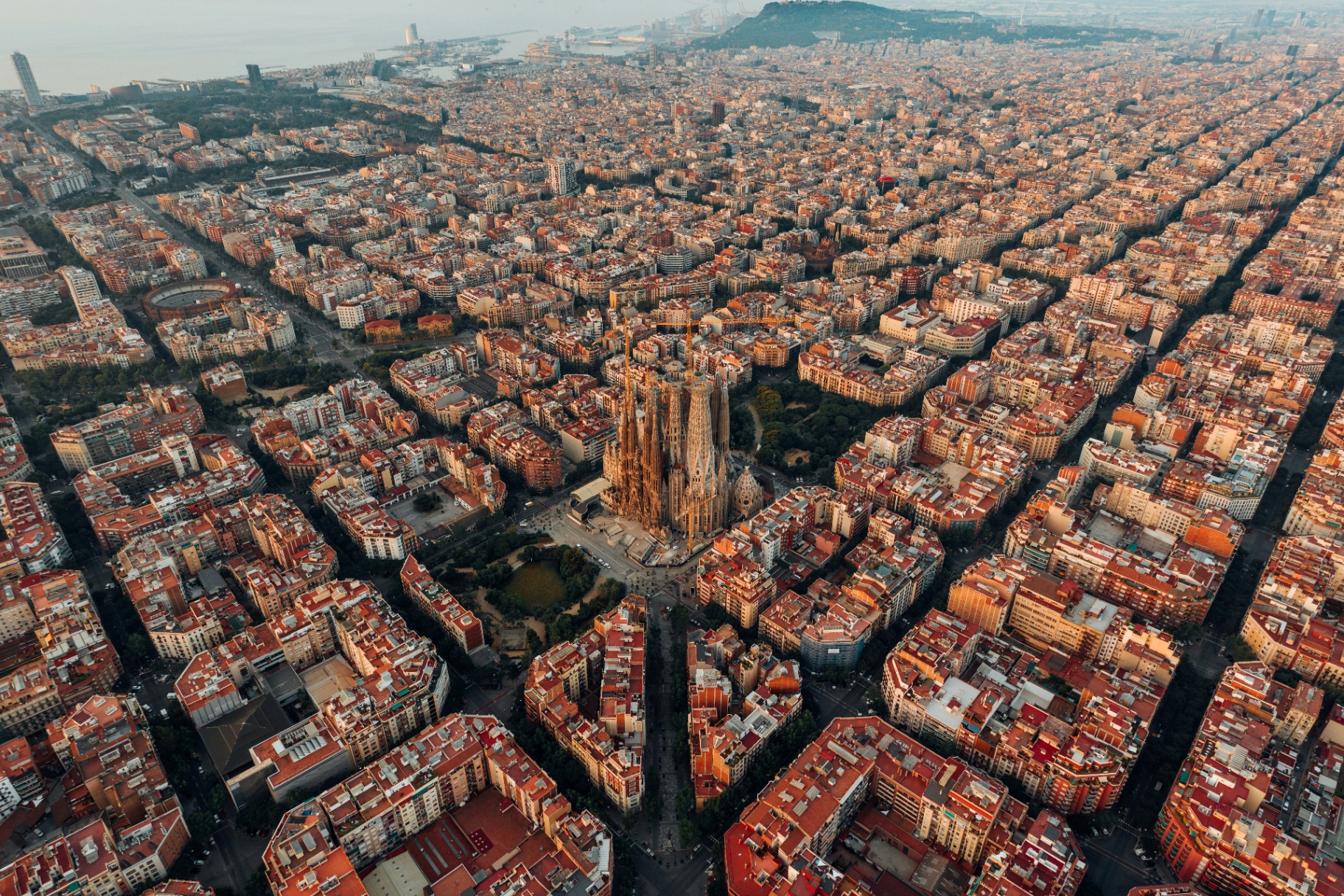 Vista aérea de Barcelona con la Sagrada Familia de Gaudí en el centro y el trazado urbano del Eixample - Cataluña, España