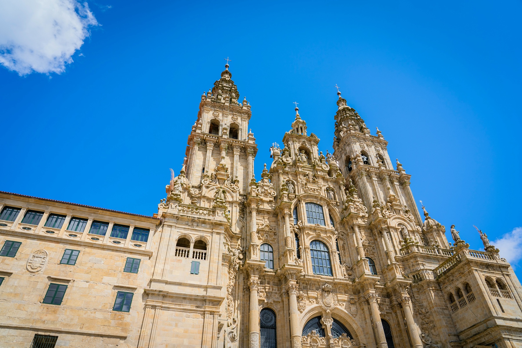 Fachada barroca de la Catedral de Santiago de Compostela bajo cielo azul - Galicia, España