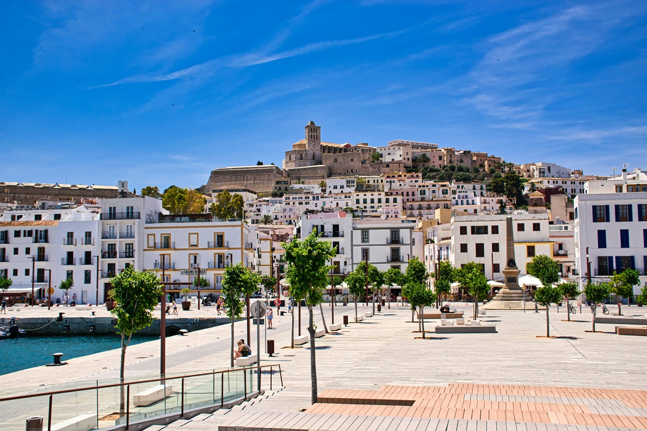 Vista panorámica de la ciudad vieja de Ibiza con la fortaleza de Dalt Vila al fondo - Islas Baleares, España