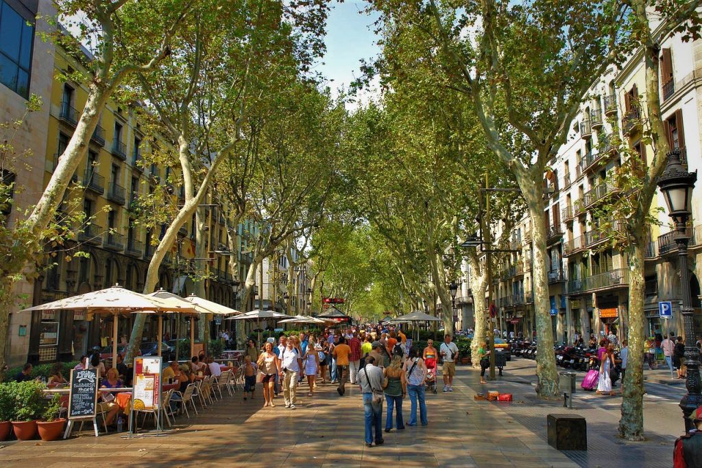 Las Ramblas de Barcelona, famoso paseo arbolado con cafés y turistas - Cataluña, España
