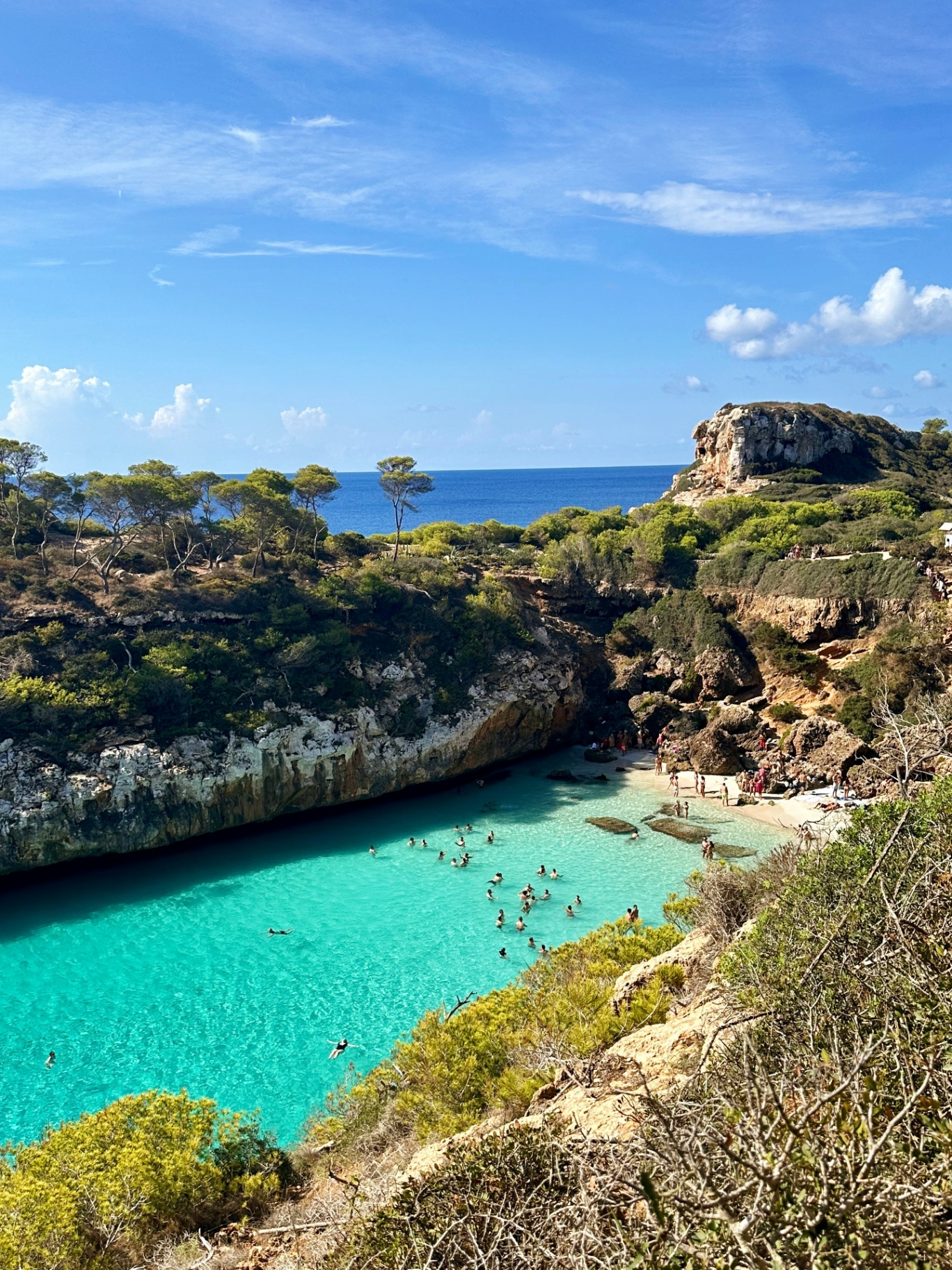 Cala paradisíaca en Mallorca con aguas turquesas entre acantilados rocosos y vegetación mediterránea - Islas Baleares, España