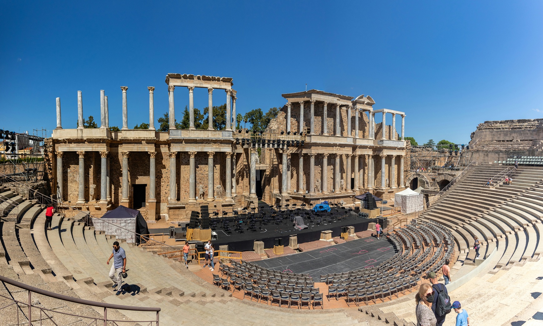 Teatro Romano de Mérida con columnas y gradas conservadas - Extremadura, España