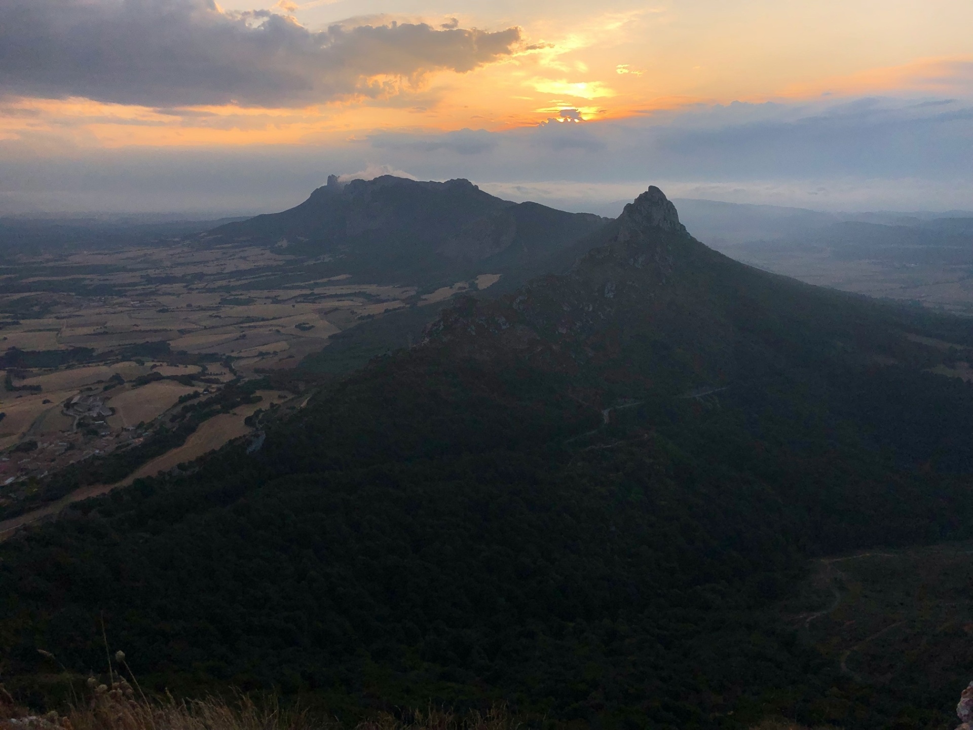 Puesta de sol sobre las montañas de Navarra - España