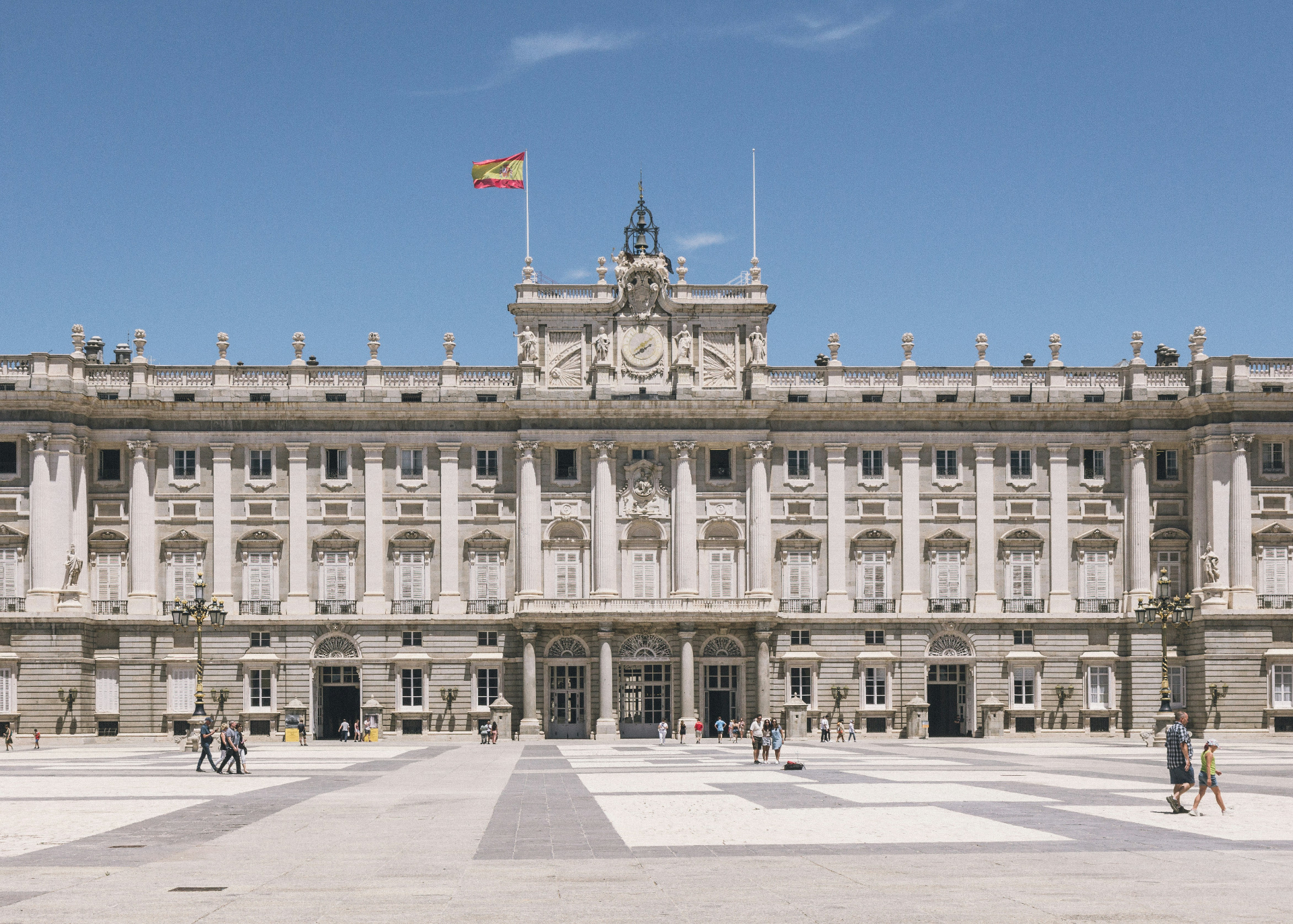 Fachada imponente del Palacio Real de Madrid con la bandera de España - el palacio más grande de Europa Occidental