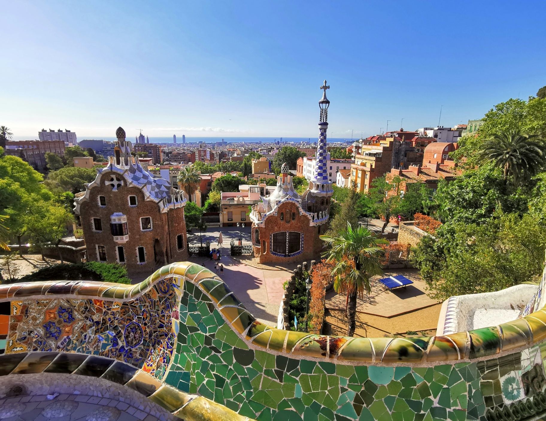 Parque Güell de Antoni Gaudí en Barcelona, con mosaicos coloridos y vista panorámica de la ciudad - España