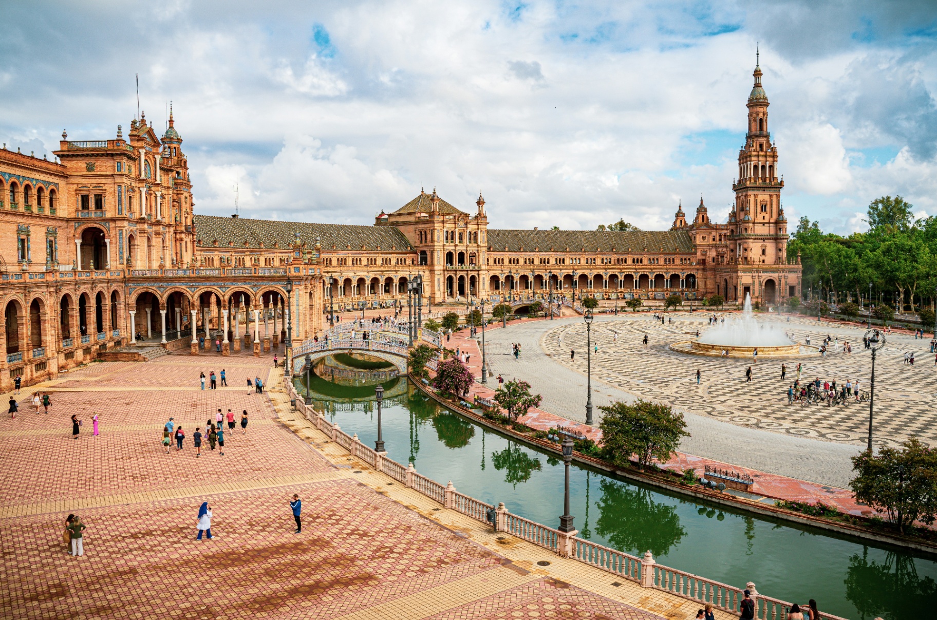 Vista panorámica de la Plaza de España en Sevilla con canal, puente y torre - Andalucía, España