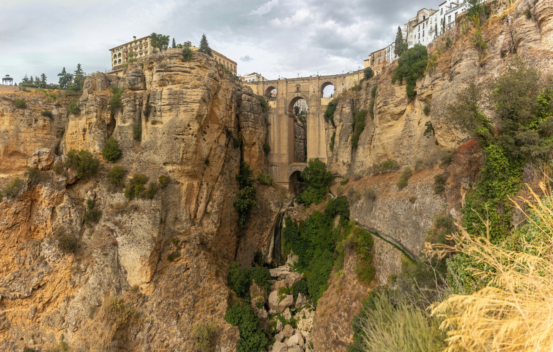 Puente Nuevo de Ronda sobre el desfiladero El Tajo con 100 metros de profundidad - Málaga, Andalucía, España