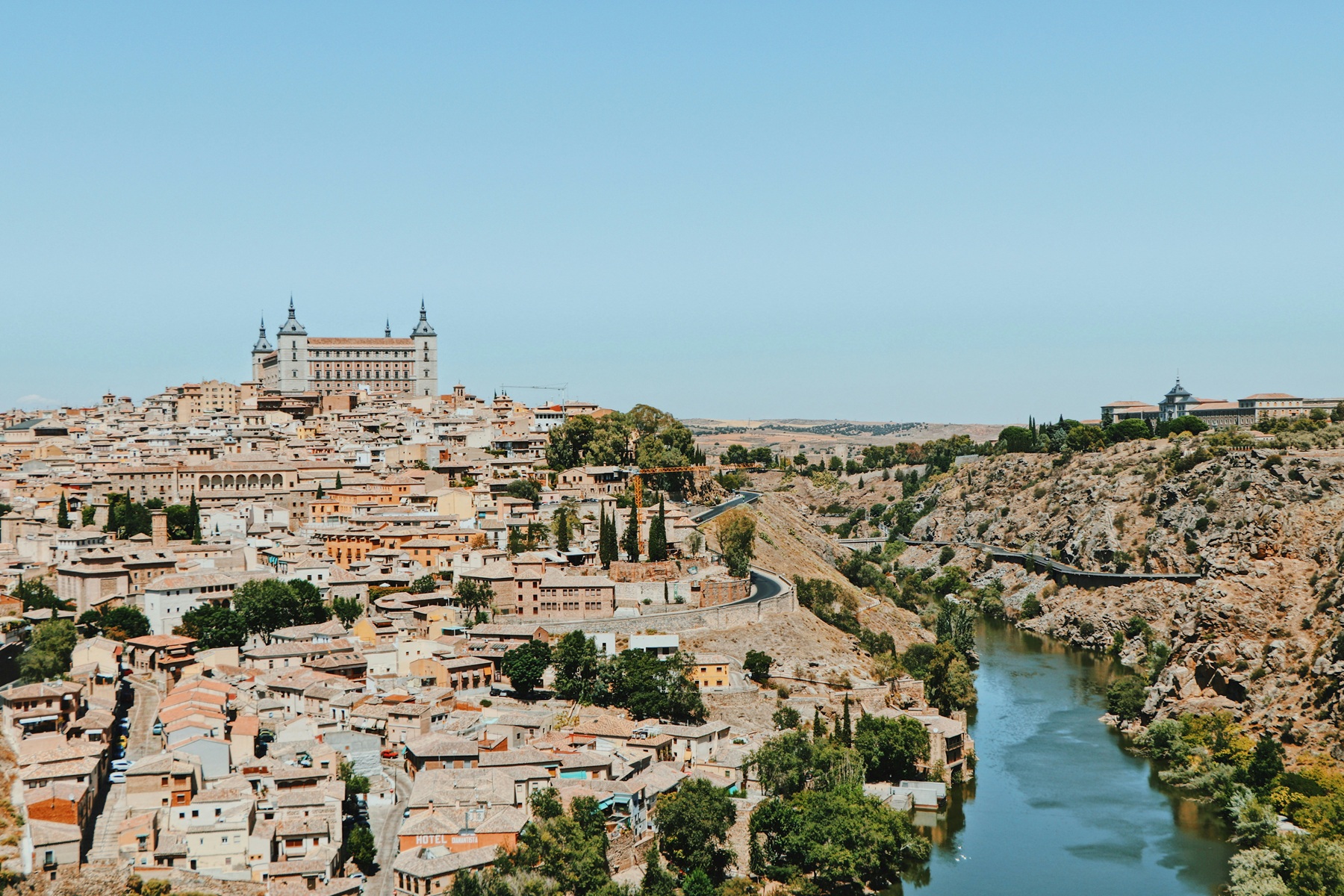 Vista panorámica de Toledo con el Alcázar y el Río Tajo serpenteando por la ciudad histórica - Castilla-La Mancha, España