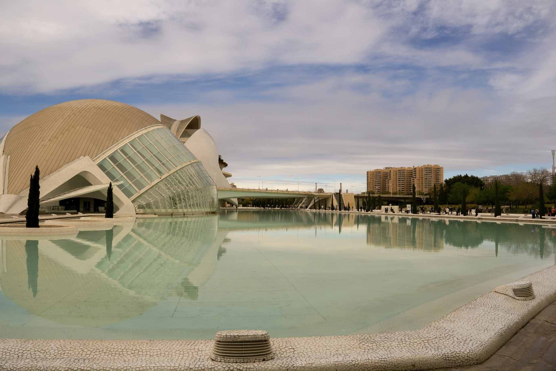 Ciudad de las Artes y las Ciencias reflejada en las aguas - Valencia, España