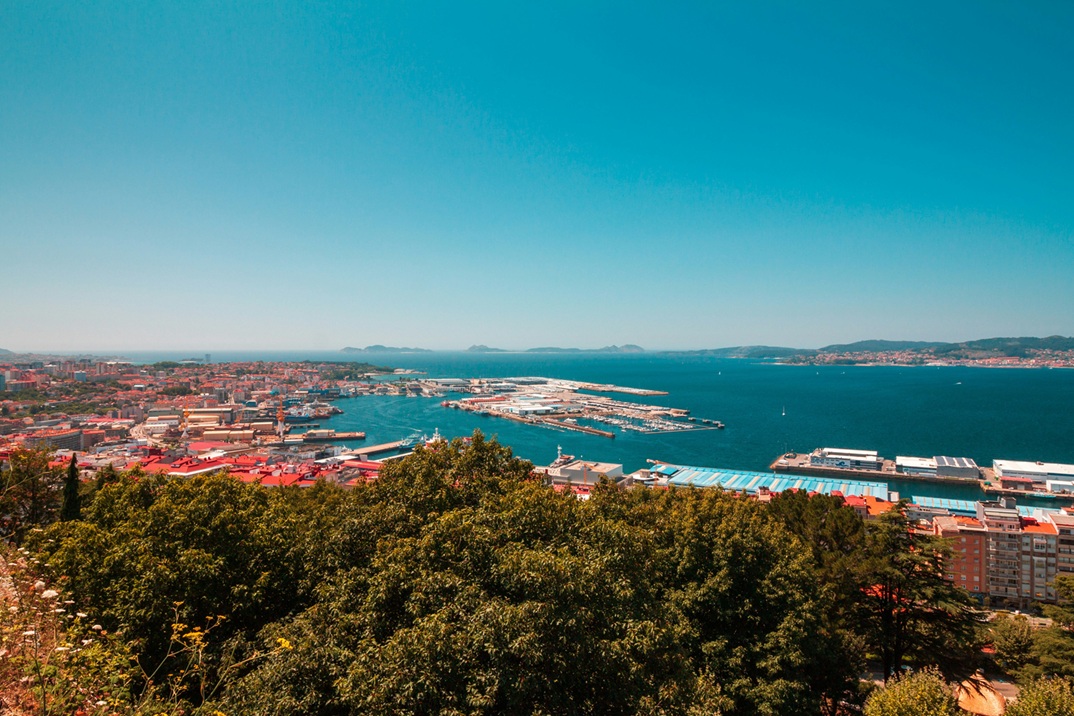 Vista panorámica de la ciudad de Vigo y su puerto con el océano Atlántico al fondo - Galicia, España