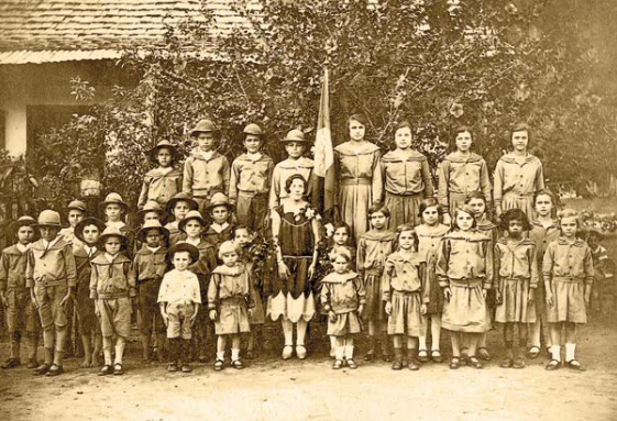 Professora e alunos uniformizados em frente à escola da comunidade italiana de Córrego da Ponte, Colatina, Espírito Santo, 1910