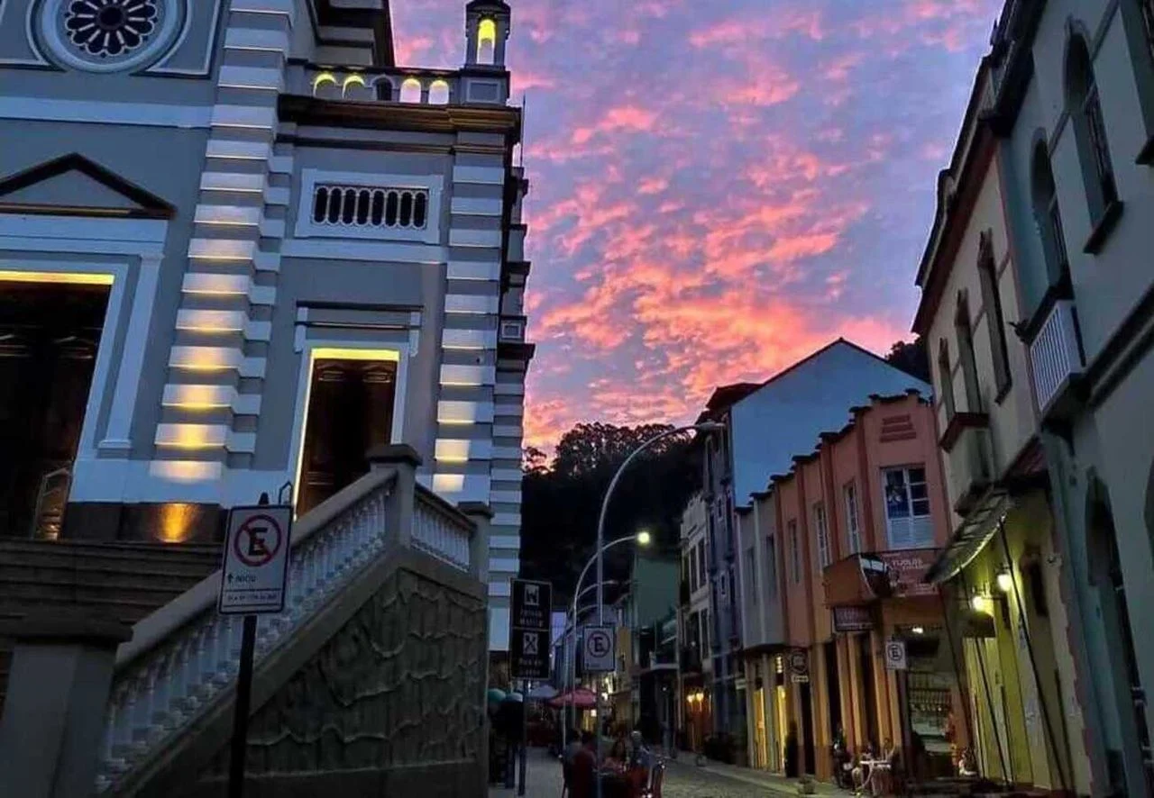 Rua do Lazer em Santa Teresa, Espírito Santo, com arquitetura colonial italiana e céu colorido ao entardecer