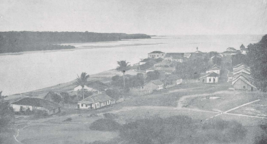 Vista panorâmica da vila de Santa Cruz (Aracruz), na foz do rio homônimo, por onde entravam os imigrantes italianos com destino à colônia de Pietro Tabacchi, circa 1920