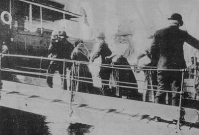 Imigrantes italianos a bordo de navio rumo ao Brasil no início do século XX