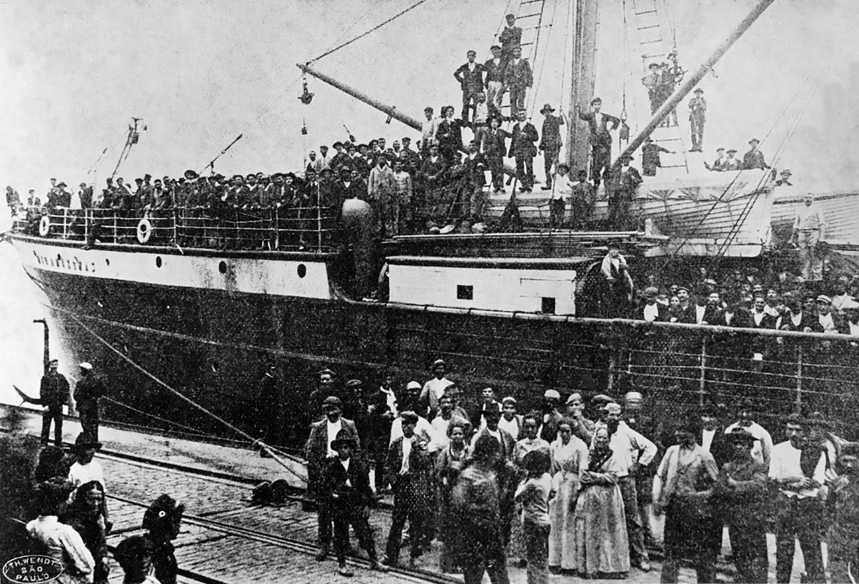 Navio a vapor Rio Amazonas com imigrantes italianos desembarcando no Porto de Santos em 1907