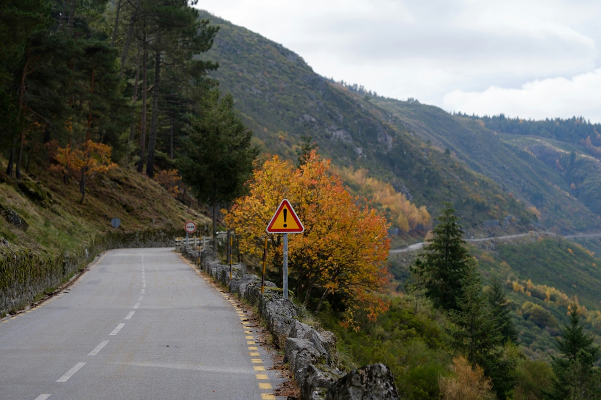 Paisagem montanhosa da região vinícola do Dão, Portugal — estradas entre serras e vinhedos