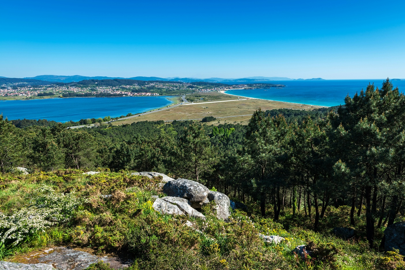 Vista panorâmica da Península de Setúbal com o estuário do Sado e vegetação natural